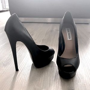 Steve Madden - 6’ Stiletto Heels -Peep Toe - Size 6.5 - Black leather- Platform